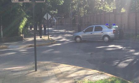 El hombre mostró un objeto cortante, con el que amenaza cortarse las venas. El hombre mostró un objeto cortante, con el que amenaza cortarse las venas.