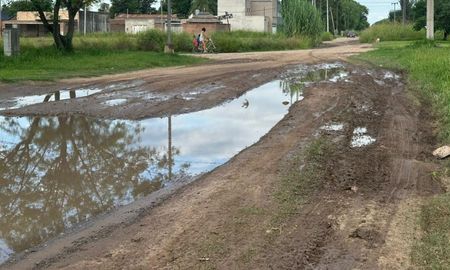 En Callejón Funes, el ingreso a barrio La Esmeralda, ubicado en el norte de la ciudad de Santa Fe, de el agua y el barro complican el tránsito. En Callejón Funes, el ingreso a barrio La Esmeralda, ubicado en el norte de la ciudad de Santa Fe, de el agua y el barro complican el tránsito.