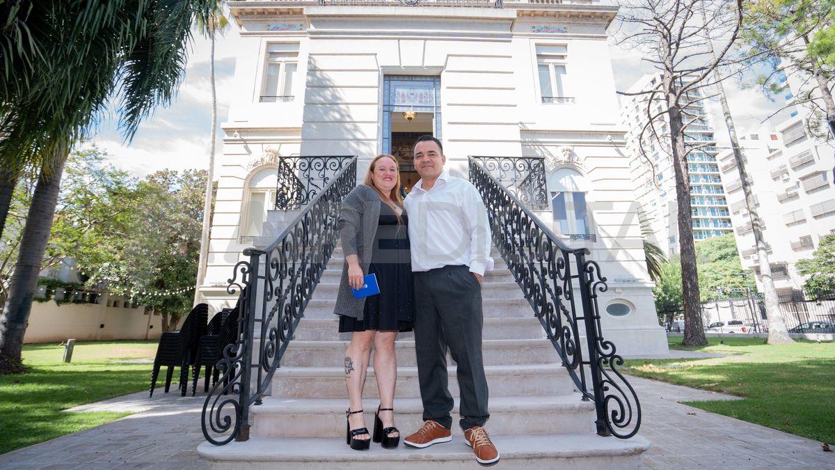 Liliana y Walter, con libreta en mano, tras dar el sí en la Casa de la Cultura. Liliana y Walter, con libreta en mano, tras dar el sí en la Casa de la Cultura.