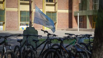 El día después en San Cristóbal, con la escuela en pausa: sin clases y la bandera sin izar