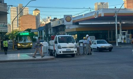 Trabajos de Assa en Bulevar y Rivadavia complican el tránsito con reducción de calzada.