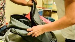 altText(Una escuela de Rafaela les pide a sus alumnos ir sin mochilas o permitir que se las revisen)}