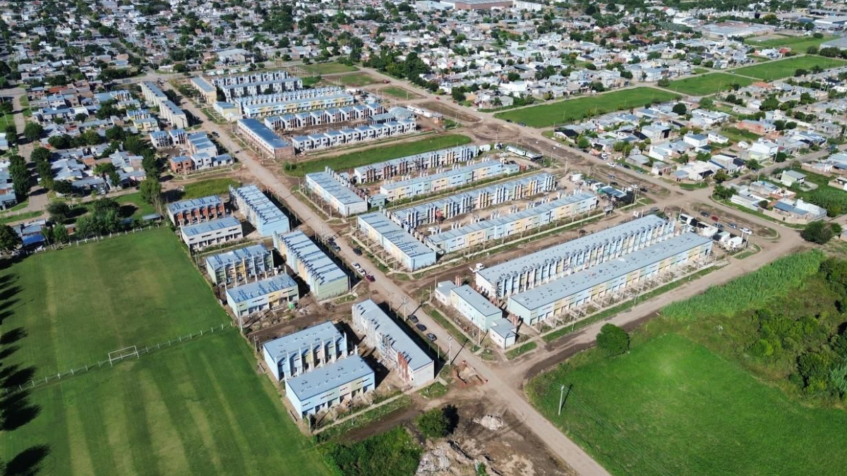 Otro componente central es la Villa Suramericana, en barrio Esmeralda Este, donde se construyen 346 viviendas destinadas a alojar a más de 1.300 atletas durante la competencia. Otro componente central es la Villa Suramericana, en barrio Esmeralda Este, donde se construyen 346 viviendas destinadas a alojar a más de 1.300 atletas durante la competencia.