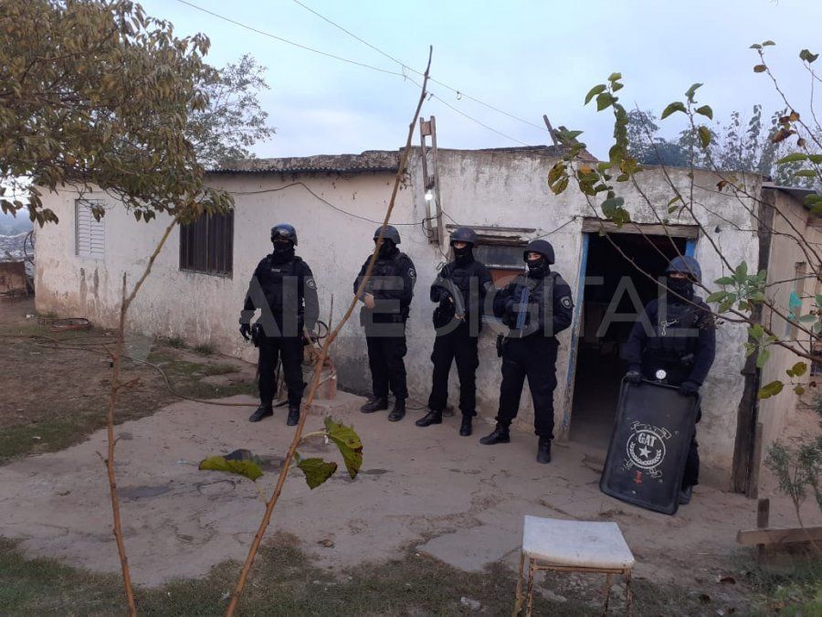 Desde horas tempranas, los efectivos de la AIC junto a los grupos de irrupción realizaron los allanamientos que abarcaron casi la totalidad del barrio