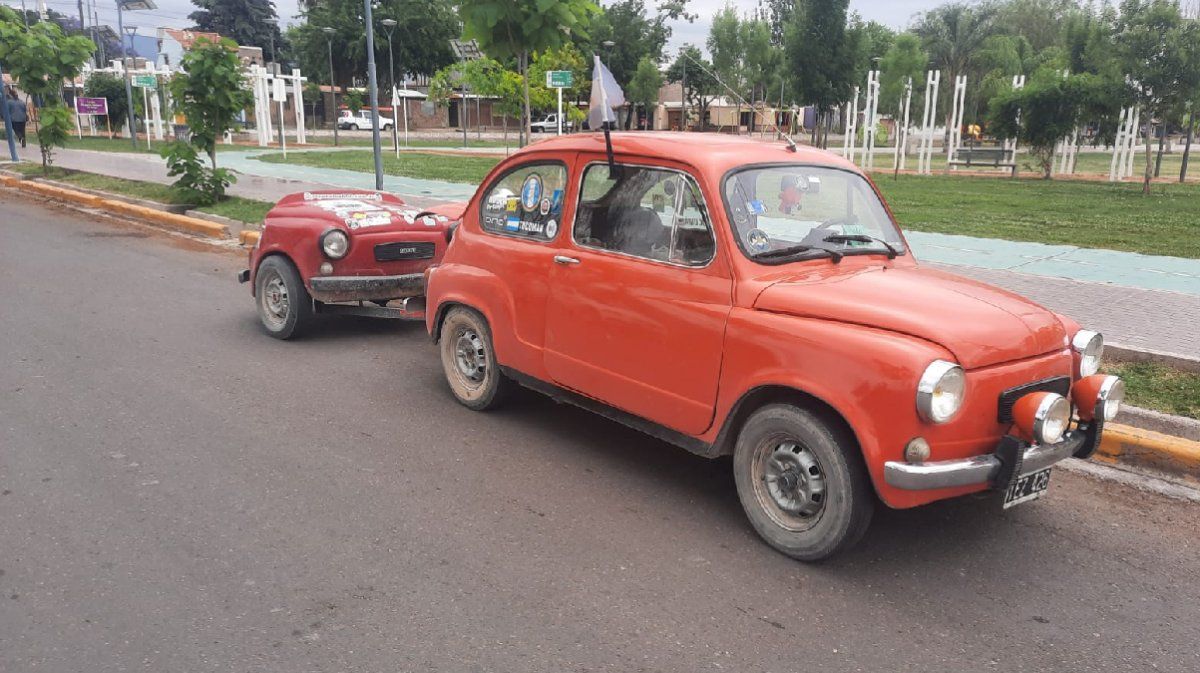 Una pareja tucumana recorre todo el país con un Fitito y medio llamado Coco