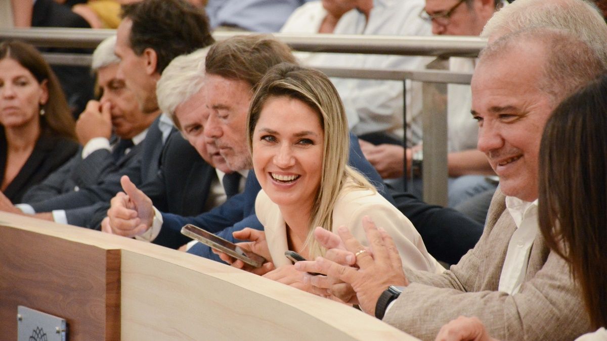 La senadora nacional Carolina Losada estuvo presente en el discurso anual del intendente de Rosario.