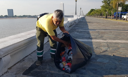Cuadrillas municipales realizaban la limpieza de las principales zonas de Santa Fe luego de los festejos de Año Nuevo. Cuadrillas municipales realizaban la limpieza de las principales zonas de Santa Fe luego de los festejos de Año Nuevo.