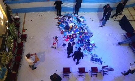La despedida de Diego Maradona se desbordó y tuvieron que reitrar el cuerpo de Casa Rosada.visibility La despedida de Diego Maradona se desbordó y tuvieron que reitrar el cuerpo de Casa Rosada.visibility