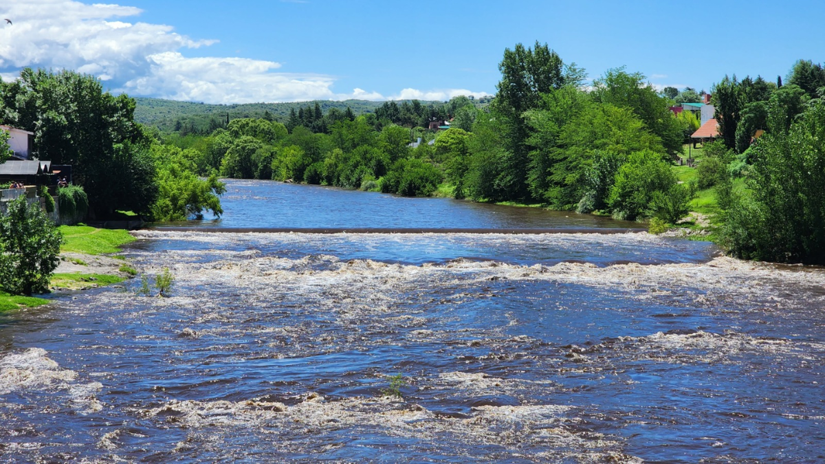 El balneario municipal de Bialet Massé, a orillas del río Cosquín, es ideal para disfrutar del agua y relajarse durante el verano.