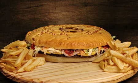 Hamburguesa gigante: la receta rápida con pocos ingredientes para hacer en casa y sorprender a la familia Hamburguesa gigante: la receta rápida con pocos ingredientes para hacer en casa y sorprender a la familia