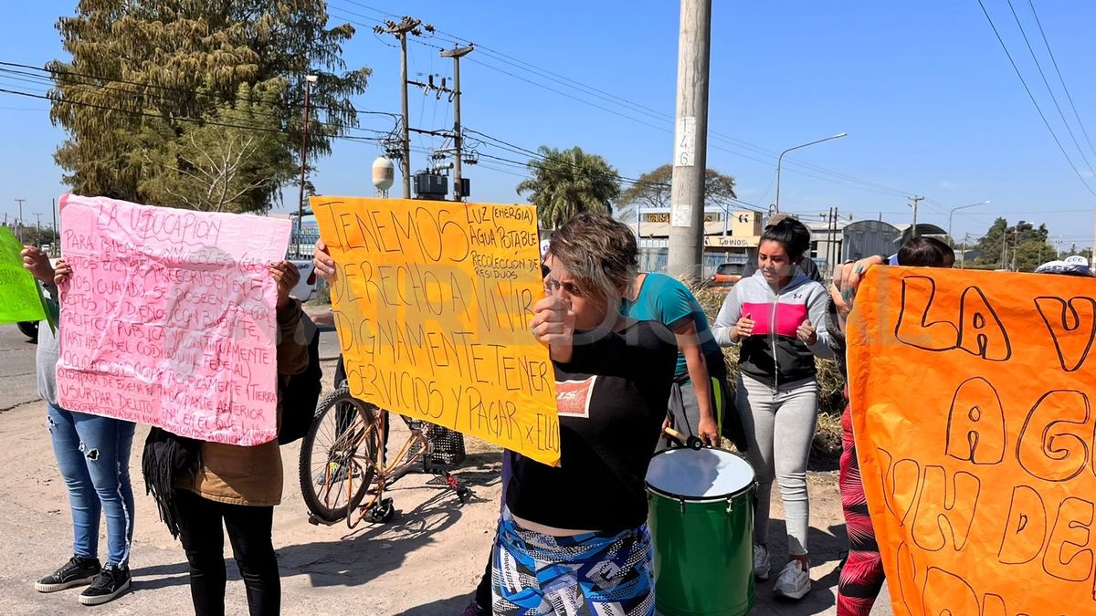 Con distintos carteles, los vecinos de Las Delicias 2 se manifestaron en Aristóbulo del Valle. Con distintos carteles, los vecinos de Las Delicias 2 se manifestaron en Aristóbulo del Valle.