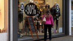 altText(En marzo, las ventas minoristas bajaron 0,4% y acumulan una caída del 3,6% en 2026)}