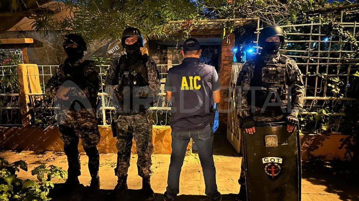 Distintas áreas de la Policía participaron en numerosos allanamientos destinados a detener a los sospechosos en esta causa. Distintas áreas de la Policía participaron en numerosos allanamientos destinados a detener a los sospechosos en esta causa.