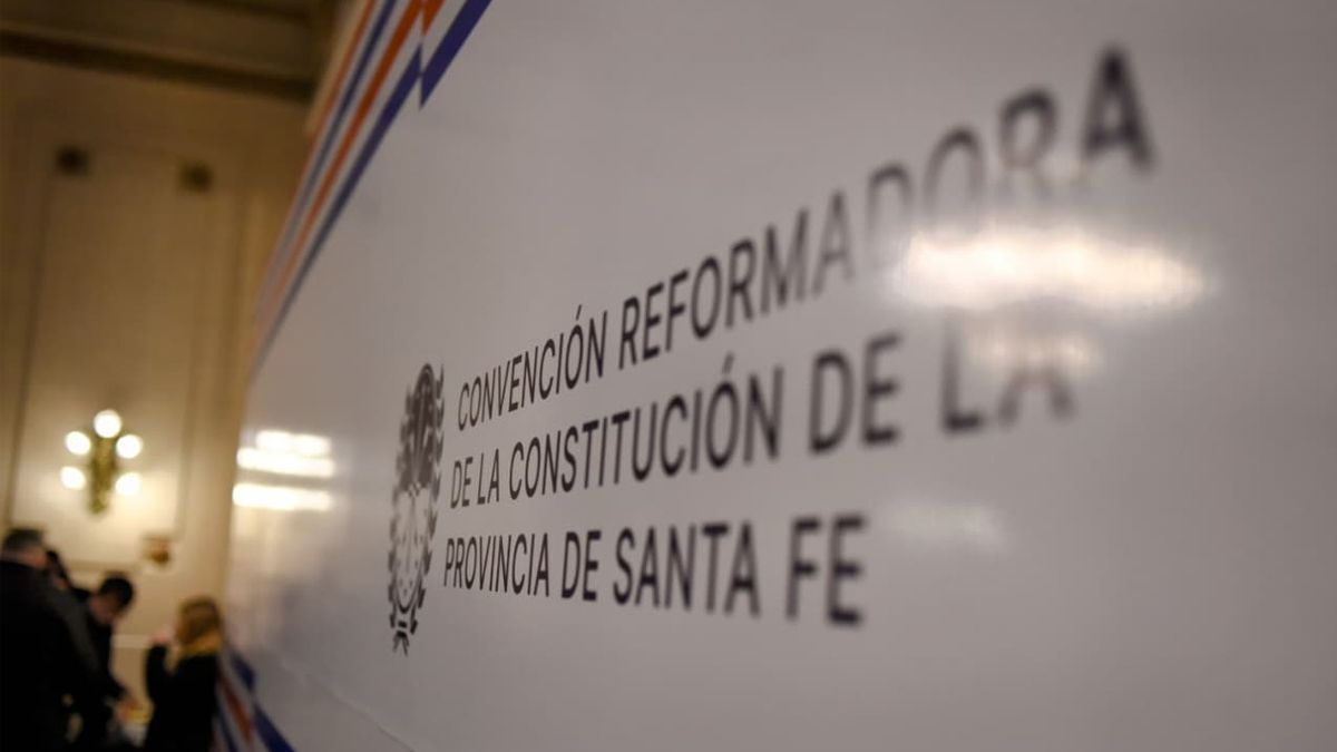 Al fundamentar el proyecto, el diputado del Socialismo, Joaqu&iacute;n Blanco reconoci&oacute; que la aprobaci&oacute;n del proyecto se dio s&oacute;lo con los votos oficialistas y record&oacute; que una situaci&oacute;n similar ocurri&oacute; durante la convenci&oacute;n del 25, donde se concret&oacute; la reforma constitucional.