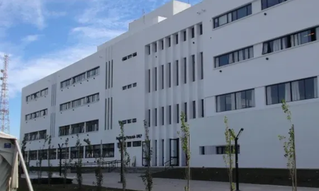 La policía investiga la muerte de un joven que cayó del techo de una facultad en La Plata. La policía investiga la muerte de un joven que cayó del techo de una facultad en La Plata.