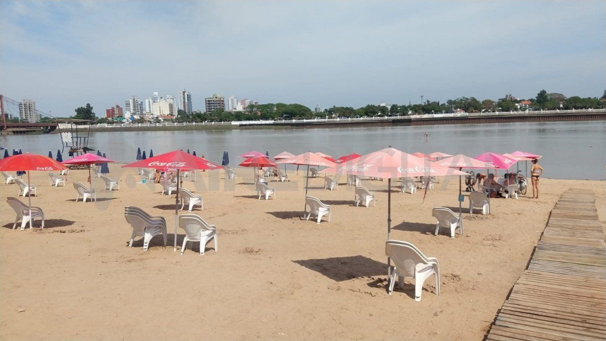 Las playas de la ciudad son una alternativa para estar cerca del agua en otra jornada agobiante.