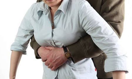 La rápida intervención del policía fue clave para salvar la vida de la mujer de 85 años. La rápida intervención del policía fue clave para salvar la vida de la mujer de 85 años.