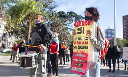 Un grupo de comerciantes protestaba esta mañana frente a Casa de Gobierno Un grupo de comerciantes protestaba esta mañana frente a Casa de Gobierno