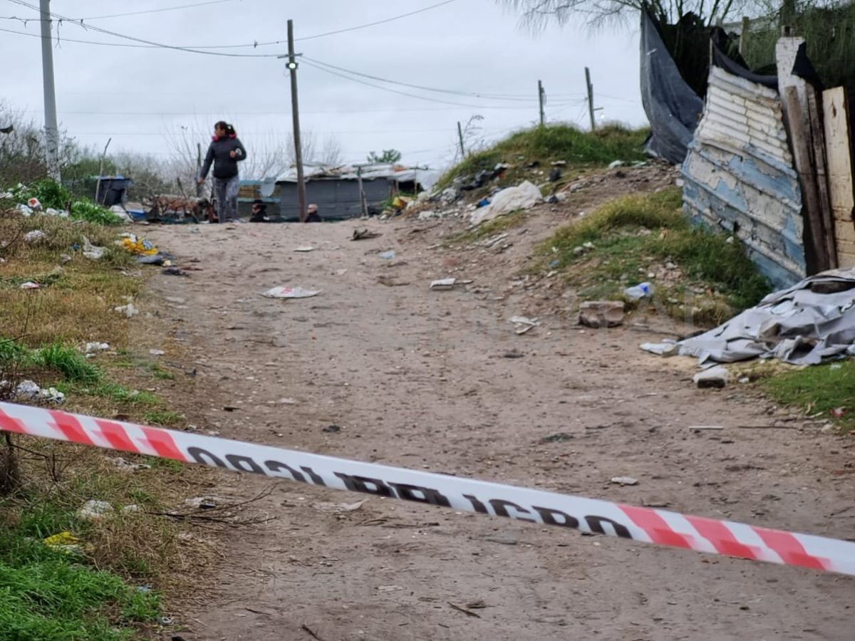 El cuerpo estaba en un descampado en las calles Lirio y España y tenía tres balazos en la cabeza y otros tres en la espalda.
