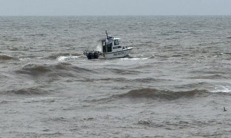 Adrián Toro se arrojó al agua cerca de las 7 AM entre los balnearios de Los Dedos y El Emir de Punta del Este para intentar rescatar a una mujer que se había arrojado al agua. Adrián Toro se arrojó al agua cerca de las 7 AM entre los balnearios de Los Dedos y El Emir de Punta del Este para intentar rescatar a una mujer que se había arrojado al agua.