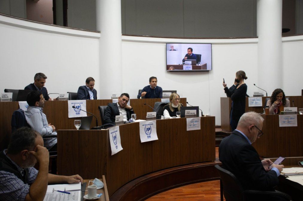 El concejal Lucas Simoniello presentó el proyecto para que las terminales del Seom brinden más información.