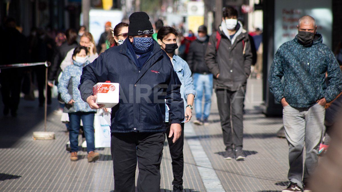 El Gobierno recomendó seguir usando barbijo por el fuerte aumento de casos de covid con la llegada del frío. 