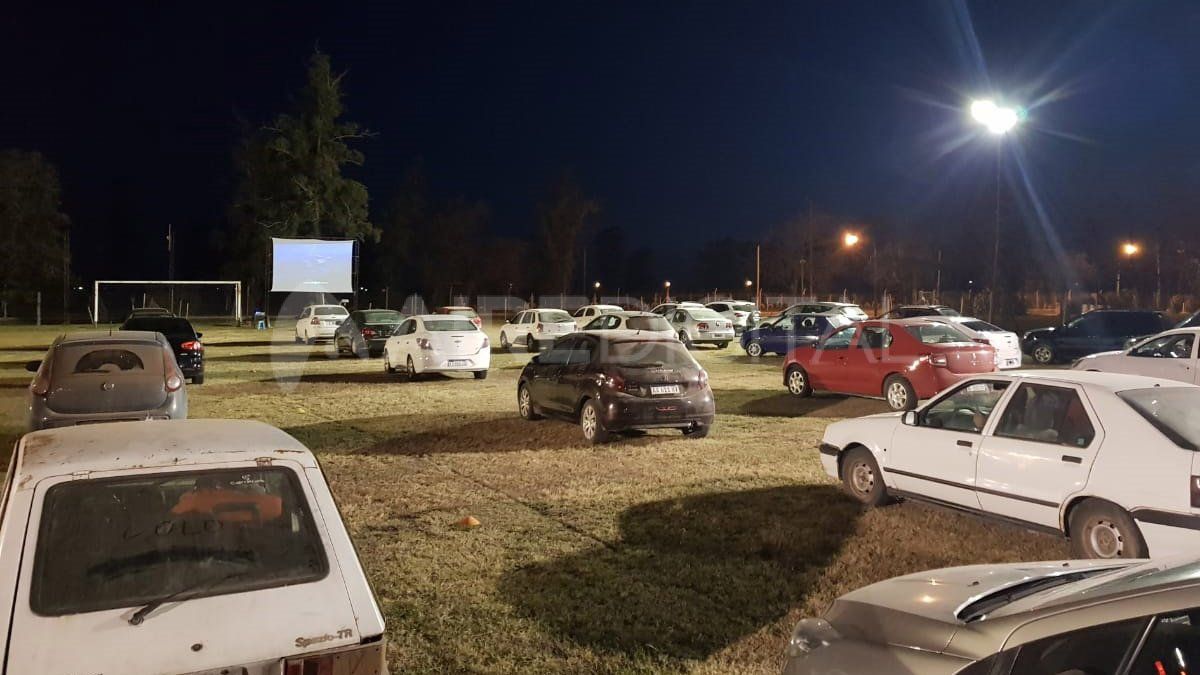 Los autos más bajos van en el centro de la cancha y los más grandes