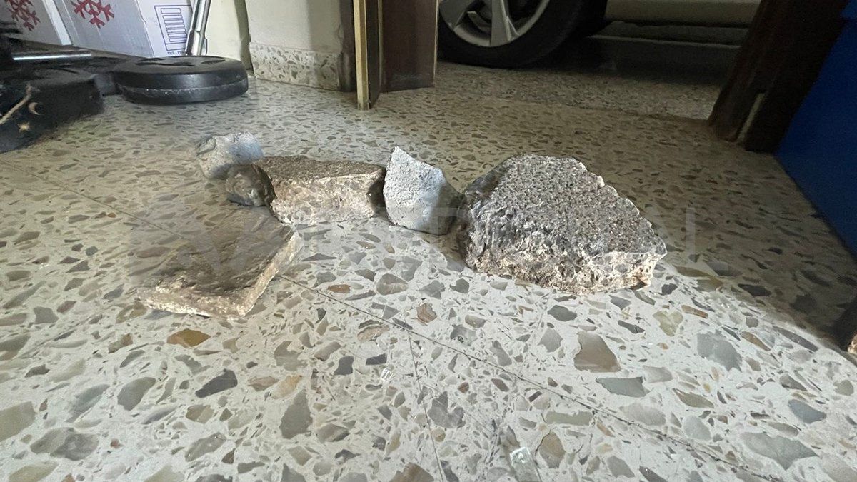 Los denunciantes apilaron las piedras recibidas en el frente de su casa. Los denunciantes apilaron las piedras recibidas en el frente de su casa.