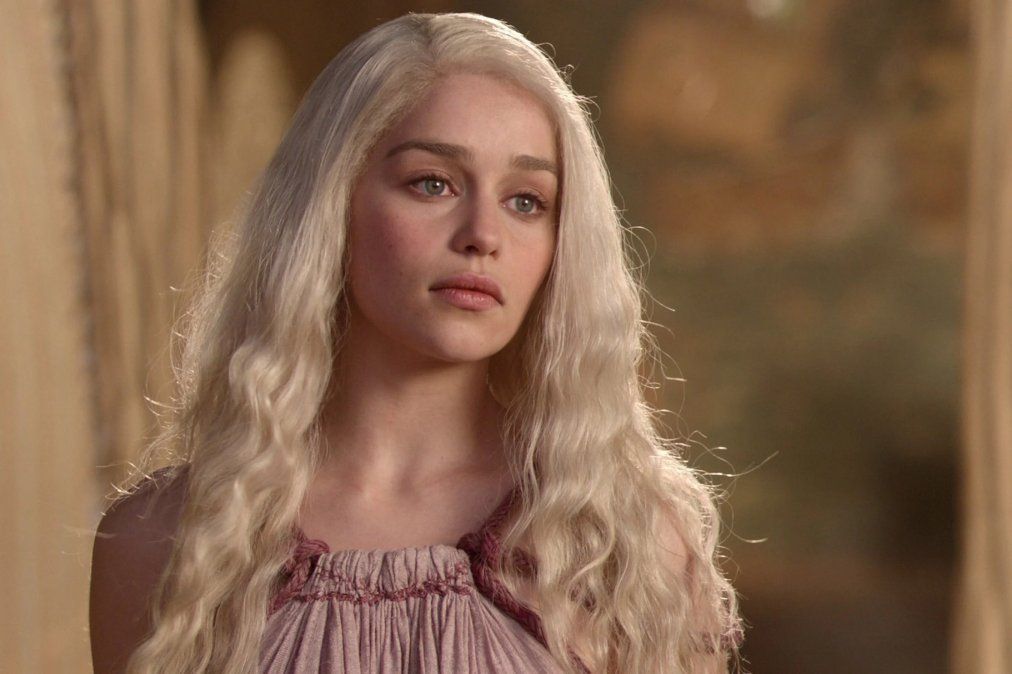 Atrapan a Emilia Clarke paseando acaramelada con un popular actor