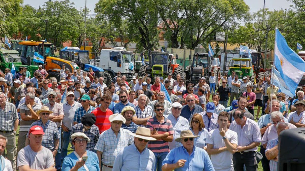 Productores durante el tractorazo realizado el martes 7 de enero en Pergamino.&nbsp;