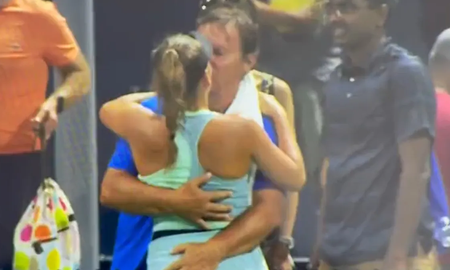 Polémica en el US Open por el festejo de una tenista de 16 años manoseada por su padre y su entrenador Polémica en el US Open por el festejo de una tenista de 16 años manoseada por su padre y su entrenador