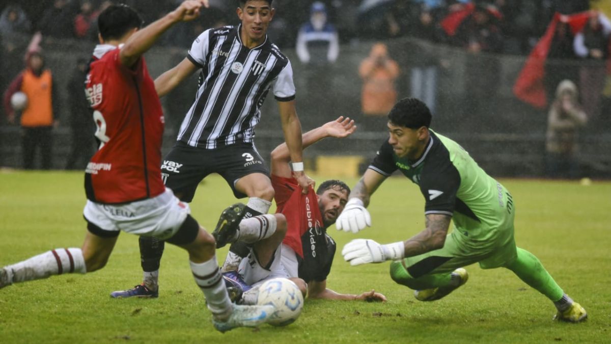 Colón y Gimnasia de Mendoza se miden en una lluviosa tarde en el Brigadier López.