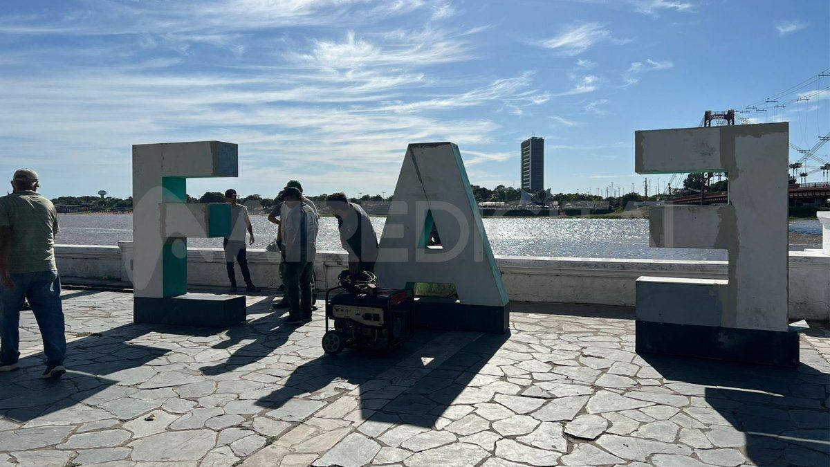 Las icónicas letras corpóreas de Santa Fe regresan a su lugar en la Costanera Oeste.