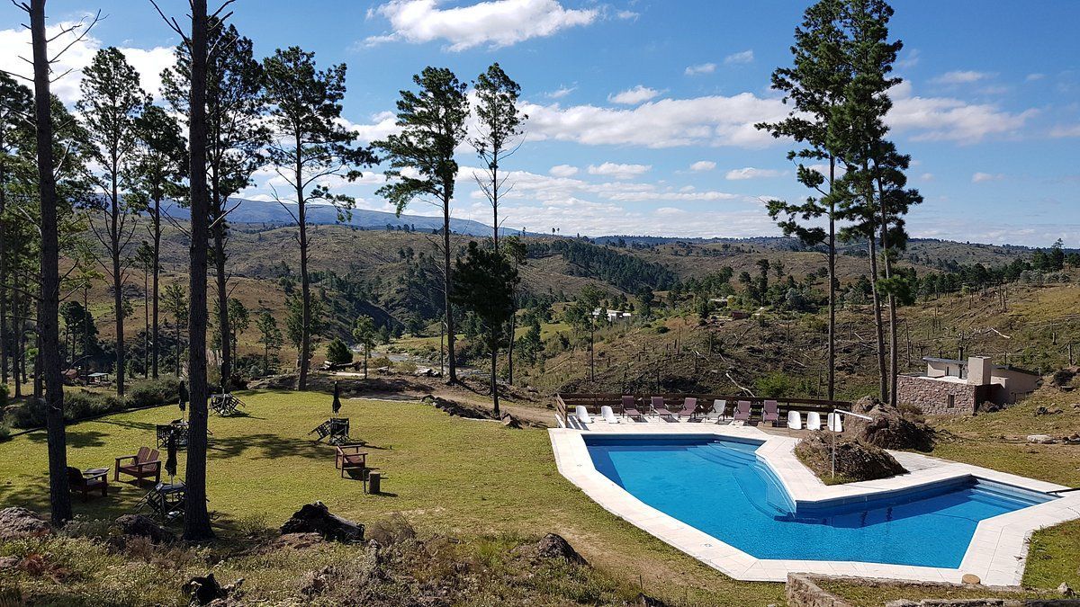 Los bosques de robles y pinos que rodean el poblado generan un microclima fresco incluso en pleno verano, protegiendo los senderos que conectan con los balnearios más profundos. Los bosques de robles y pinos que rodean el poblado generan un microclima fresco incluso en pleno verano, protegiendo los senderos que conectan con los balnearios más profundos.