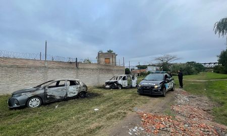 Policías custodiaban los vehículos tras el foco igneo. Policías custodiaban los vehículos tras el foco igneo.