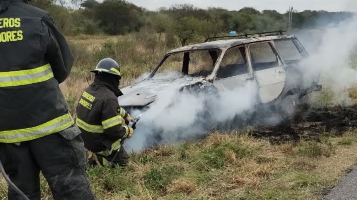 El vehículo fue consumido por las llamas sobre la Ruta 11, a la altura del kilómetro 736. Bomberos lograron extinguir el fuego y no hubo personas heridas.