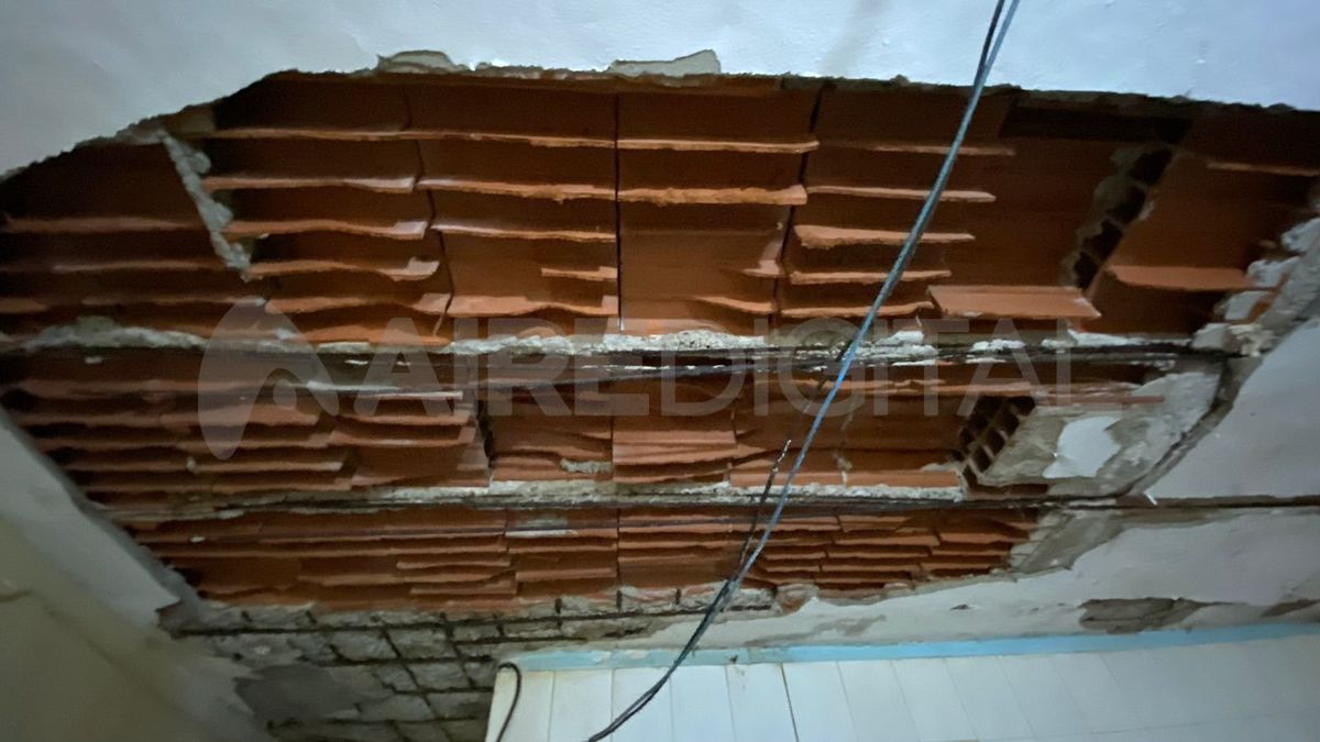 Así quedó el techo del departamento N° 4 tras el derrumbe.