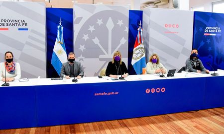 De la renión participaron la vicegobernadora Alejandra Rodenas, junto a los ministros de Salud, Sonia Martorano; de Gobierno, Justicia, Derechos Humanos y Diversidad, Esteban Borgonovo; de Trabajo, Empleo y Seguridad Social, Roberto Suberman, y de Ambiente y Cambio Climático, Érika Gonnet. De la renión participaron la vicegobernadora Alejandra Rodenas, junto a los ministros de Salud, Sonia Martorano; de Gobierno, Justicia, Derechos Humanos y Diversidad, Esteban Borgonovo; de Trabajo, Empleo y Seguridad Social, Roberto Suberman, y de Ambiente y Cambio Climático, Érika Gonnet.