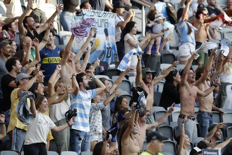 El triunfo fue celebrado por la hinchada argentina presente en Sydney (AP Photo/Rick Rycroft)