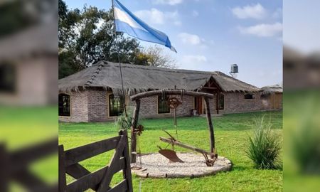 Don Fierro tiene salones internos para disfrutar de almuerzos al aire libre y shows de música. Don Fierro tiene salones internos para disfrutar de almuerzos al aire libre y shows de música.