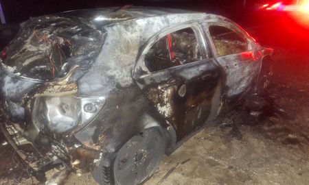 Por el incendio, el auto sufrió daños totales. Se investiga lo ocurrido. Por el incendio, el auto sufrió daños totales. Se investiga lo ocurrido.