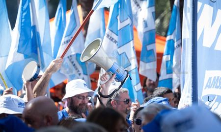 Los gremios de trabajadores de Santa Fe concretaron una masiva concentración en Legislatura en rechazo a la reforma jubilatoria. Los gremios de trabajadores de Santa Fe concretaron una masiva concentración en Legislatura en rechazo a la reforma jubilatoria.
