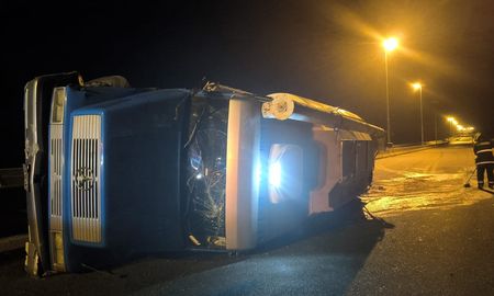 Un camión cisterna volcó en el puente Rosario-Victoria y generó serias demoras. Un camión cisterna volcó en el puente Rosario-Victoria y generó serias demoras.