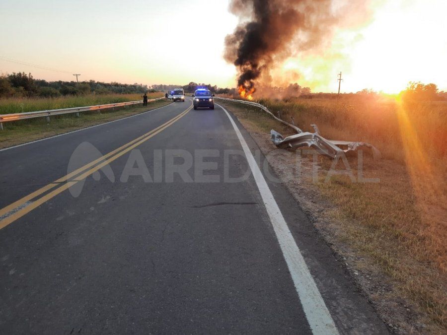 Los tres ocupantes de la camioneta que volcó lograron salir por sus propios medios, antes del incendio.