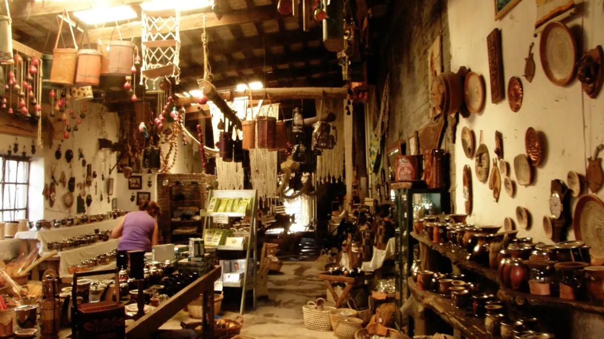 El Patio del Mate ofrece una experiencia cultural única, en donde da la oportunidad de conocer un poco más de la historia de esta bebida tradicional. El Patio del Mate ofrece una experiencia cultural única, en donde da la oportunidad de conocer un poco más de la historia de esta bebida tradicional.