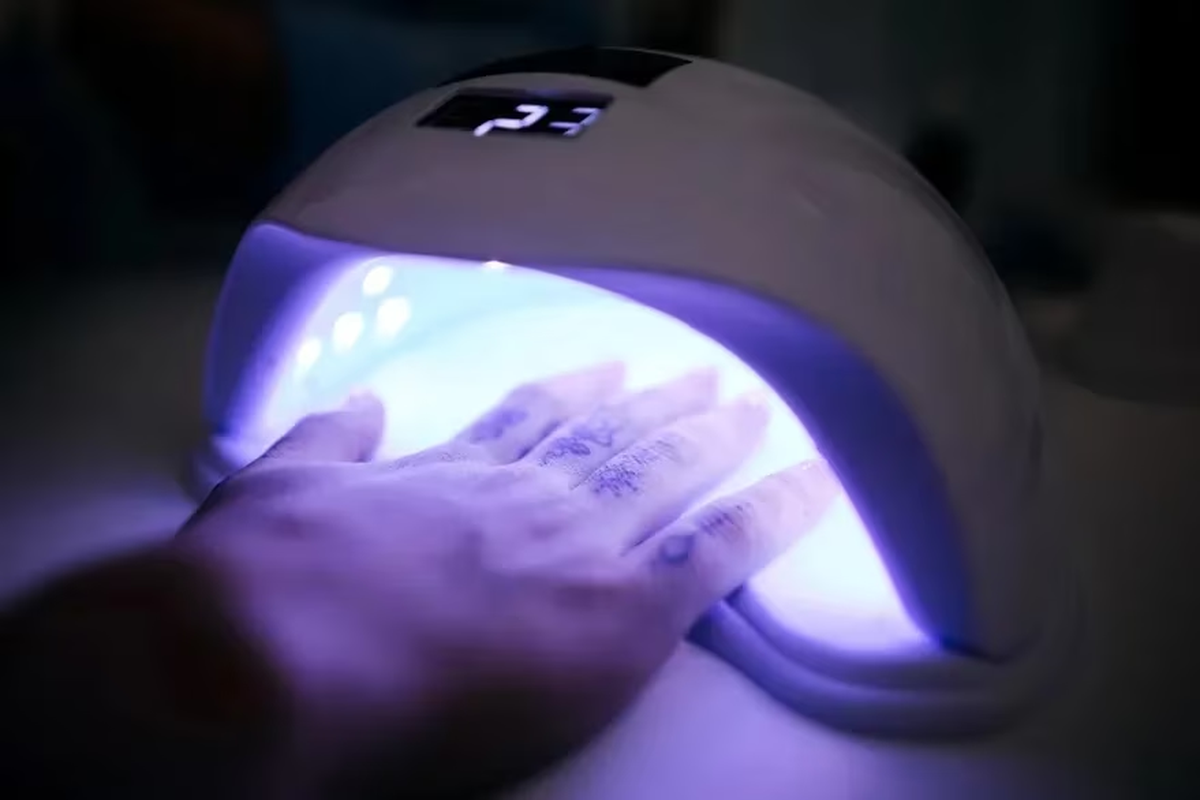 Los dispositivos de secado de esmalte de uñas de luz ultravioleta pueden representar un problema de salud mayor de lo que se pensaba.