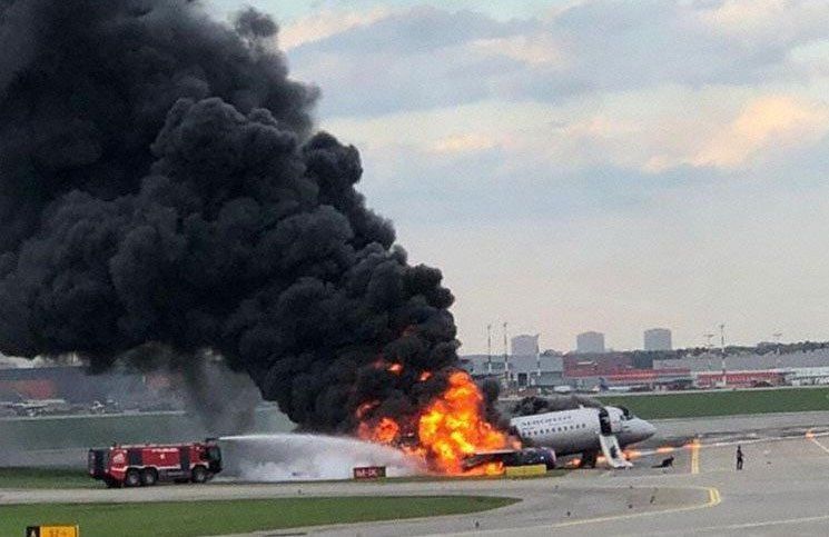 El trágico mensaje final del piloto del avión ruso que murió por salvar a los pasajeros