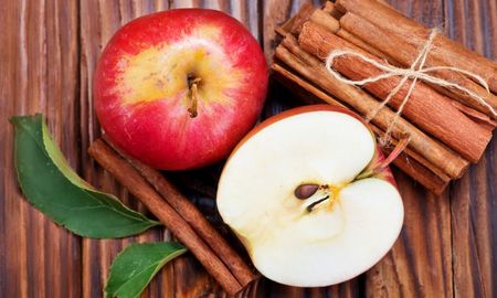 Consumida con cáscara, la manzana aporta fibra y antioxidantes clave para la salud. Consumida con cáscara, la manzana aporta fibra y antioxidantes clave para la salud.