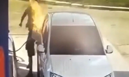 Insólito: encendió un cigarrillo mientras estaba cargando nafta y se le prendió fuego el auto Insólito: encendió un cigarrillo mientras estaba cargando nafta y se le prendió fuego el auto