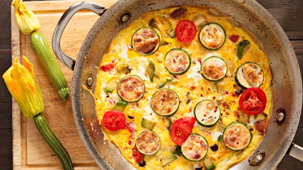 Cociná frittata de calabacín y queso feta con esta receta deliciosa y ligera.